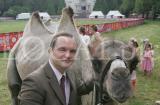 F�rst alexander zu Schaumburg-Lippe mit Kamel 