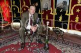 F�rst Alexander zu Schaumburg-Lippe mit Wasserpfeife