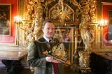 F�rst Alexander zu Schaumburg-Lippe mit einer Balalaika