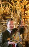 F�rst Alexander zu Schaumburg-Lippe mit einer Balalaika 2